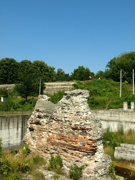 Piciorul podului la Drobeta Turnu Severin, pe malul românesc (August 2009) - foto preluat de pe ro.wikipedia.org