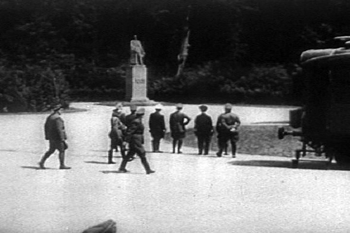 Hitler (cu mâna în şold) privind la statuia lui Foch mai înainte de semanrea armistiţiului de la Compiègne - foto preluat de pe ro.wikipedia.org