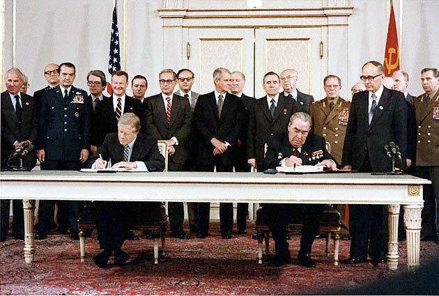 SALT II (Strategic Arms Limitation Talks) - Preşedintele Statelor Unite Jimmy Carter şi preşedintele URSS Leonid Brejnev, semnează la Viena acordurile SALT II de limitare a armamentelor strategice (18 iunie 1979) - foto preluat de pe ro.wikipedia.org