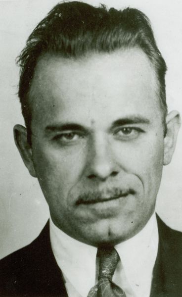 John Herbert Dillinger, Jr. (n. 12 iunie 1903, Indianapolis, Indiana, SUA – d. 22 iulie 1934, Chicago, Illinois, SUA) a fost un jefuitor de banci în Marea criză din Statele Unite ale Americii - foto preluat de pe ro.wikipedia.org