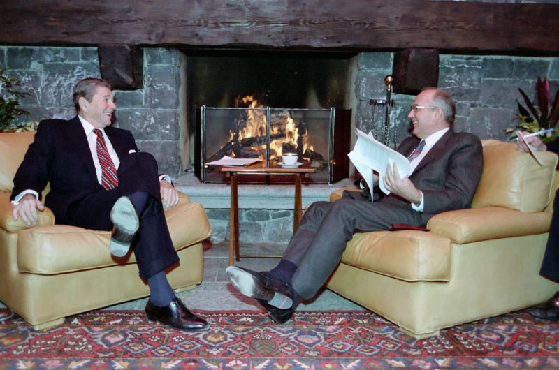 Gorbaciov în discuții unu-la-unu cu Reagan la un summit de la Geneva, Elveția, 19 noiembrie 1985 - foto preluat de pe en.wikipedia.org