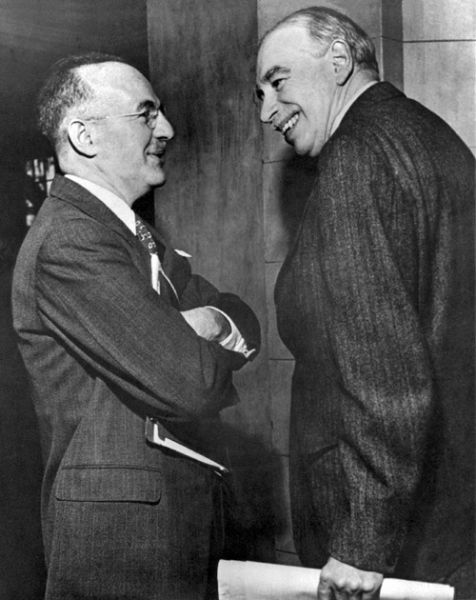 Acordul de la Bretton Woods (1-22 iulie 1944) - Harry Dexter White, asistentul secretarului Trezoreriei SUA şi britanicul John Maynard Keynes - foto preluat de pe ro.wikipedia.org