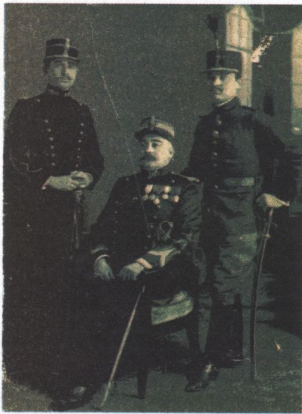 Ioan Dragalina si fii sai, Corneliu (soldat de artilerie) si Virgil (elev la Școala Specială) - foto preluat de pe www.rador.ro