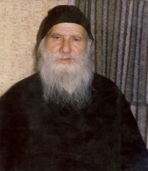 Sf. Cuv. Porfirie Kavsokalivitul (1906-1991) în chilia sa - foto preluat de pe ro.orthodoxwiki.org