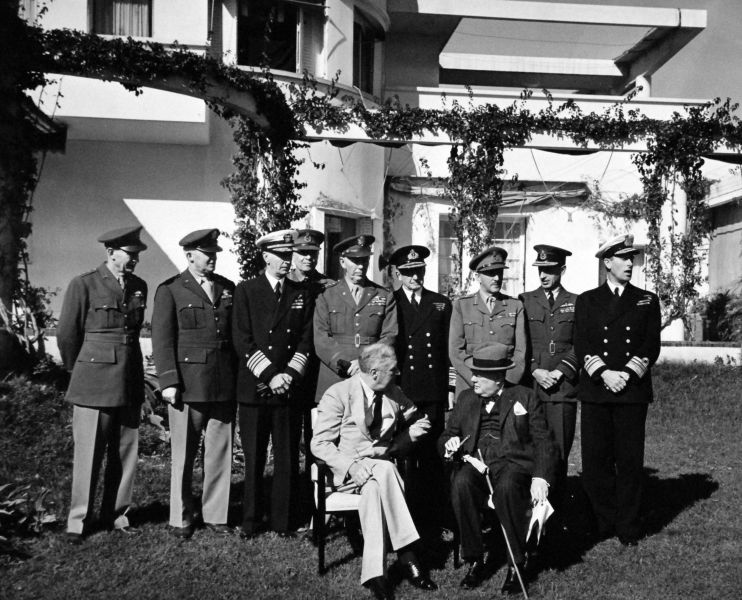 Conferința de la Casablanca (14 - 24 ianuarie 1943) - Președintele Statelor Unite Franklin D. Roosevelt, prim-ministrul britanic Winston Churchill și consilierii lor la Casablanca, 1943 - foto preluat de pe en.wikipedia.org