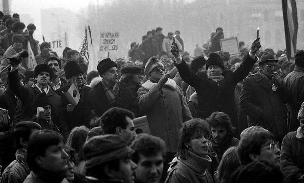 Demonstratia din 28 ianuarie 1990 si, apoi, ziua de 29 ianuarie 1990, in Palatul Victoria - foto © de Emilian Săvescu, preluat de pe www.ziaristionline.ro
