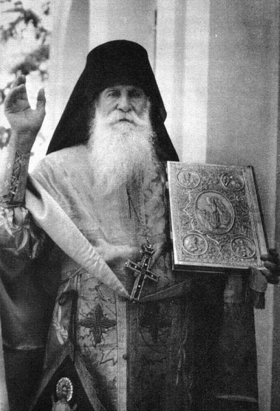 Părintele Antim din Chios binecuvântând - foto preluat de pe ro.orthodoxwiki.org