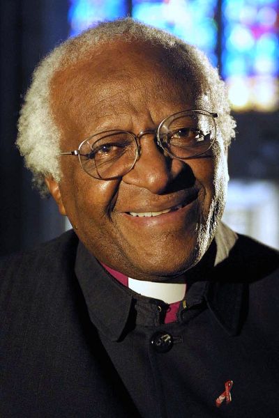 Desmond Mpilo Tutu (n. 7 octombrie 1931, Klerksdorp, North West, Africa de Sud – d. 26 decembrie 2021, Cape Town, Africa de Sud) a fost un arhiepiscop anglican emerit de Cape Town, activist împotriva apartheid-ului din Africa de Sud - Desmond Tutu în 2004 - foto preluat de pe ro.wikipedia.org