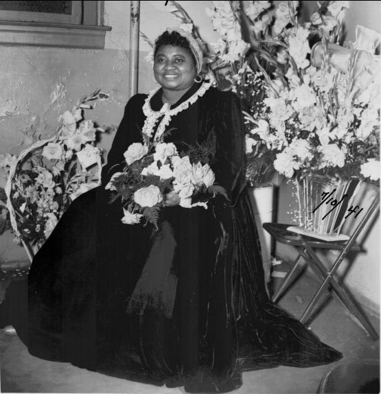 Hattie McDaniel (n. 10 iunie 1893, Wichita, Kansas, SUA – d. 26 octombrie 1952, Los Angeles, California, SUA) a fost o actriță americană de culoare. A fost fiica unui pastor baptist din Richmond, statul Virginia, mama sa fiind din Nashville, statul Tennessee - foto preluat de pe ro.wikipedia.org