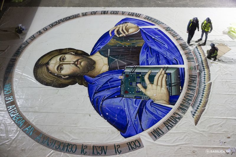 Pregătiri pentru montajul icoanei „Hristos Pantocrator” în turla Catedralei Naționale - foto preluat de pe basilica.ro