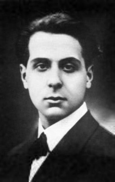 Giorgos Seferis (n. 13 martie 1900, Urla, lângă Smyrna, azi în Turcia - d. 20 septembrie 1971) a fost un poet grec contemporan, laureat al Premiului Nobel pentru Literatură în 1963 - Giorgos Seferis în 1921 - foto preluat de pe en.wikipedia.org