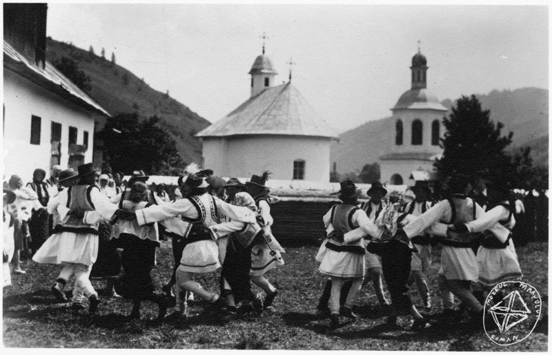 Sursa foto: @Arhiva de imagine MȚR - Colecția Claudia Mihăilescu | Horă, Bucovina (MC-75) - foto preluat de pe www.facebook.com/MuzeulTaranului