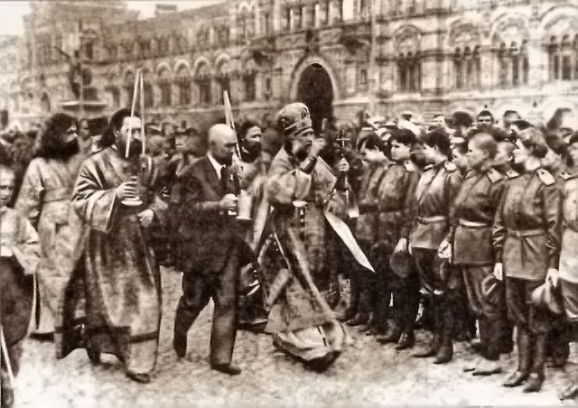 Moscova, 1917. Mitropolitul Moscovei Tihon binecuvântează batalionul de șoc înainte de a fi trimis pe front - foto preluat de pe ziarullumina.ro