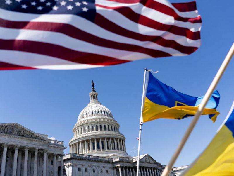 Steaguri americane și ucrainene flutură lângă Capitoliul SUA din Washington, pe 20 aprilie 2024. © Nathan Howard, AFP - foto preluat de pe www.france24.com