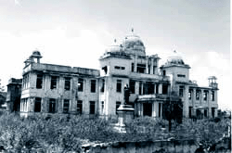 Fotografie alb-negru a Bibliotecii Publice din Jaffna după incendiul din 1981, prezentând clădirea grav afectată de foc.