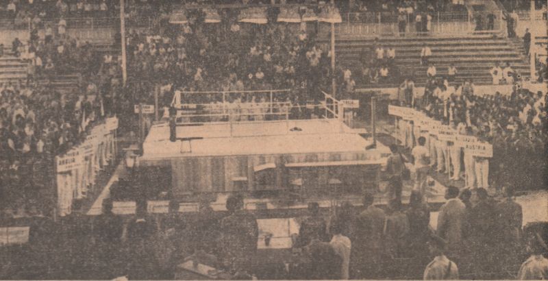 Fotografie de arhivă din 1969 reprezentând cele 25 de delegații reunite pe patinoarul „23 August”, în fața unui public numeros.