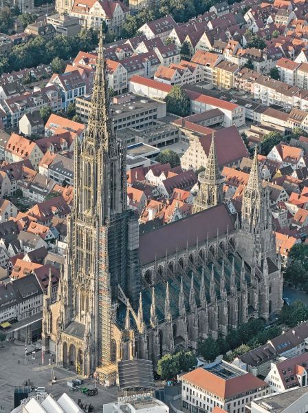 Imagine aeriană a Catedralei din Ulm, evidențiind turnul gotic principal și centrul istoric al orașului Ulm, Germania.