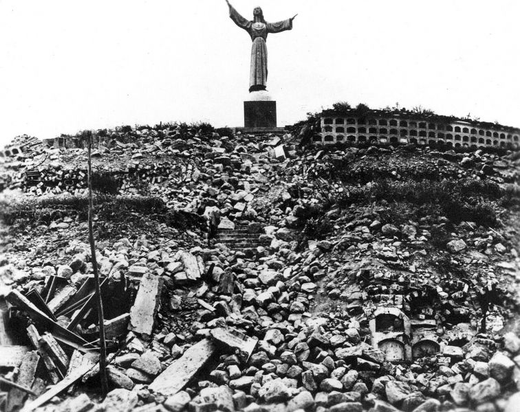 Statuia lui Hristos dominând ruinele fostului oraș Yungay din Peru, distrus în urma cutremurului și avalanșei din 1970.