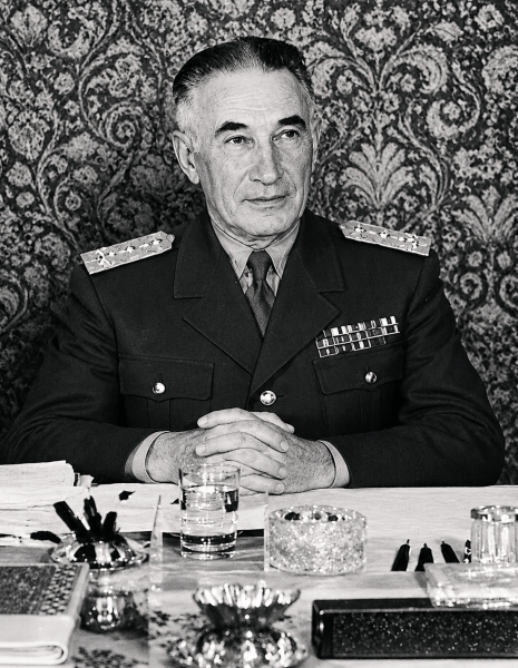 Portret alb-negru al generalului Constantin Z. Vasiliu, îmbrăcat în uniformă militară, așezat la un birou.
