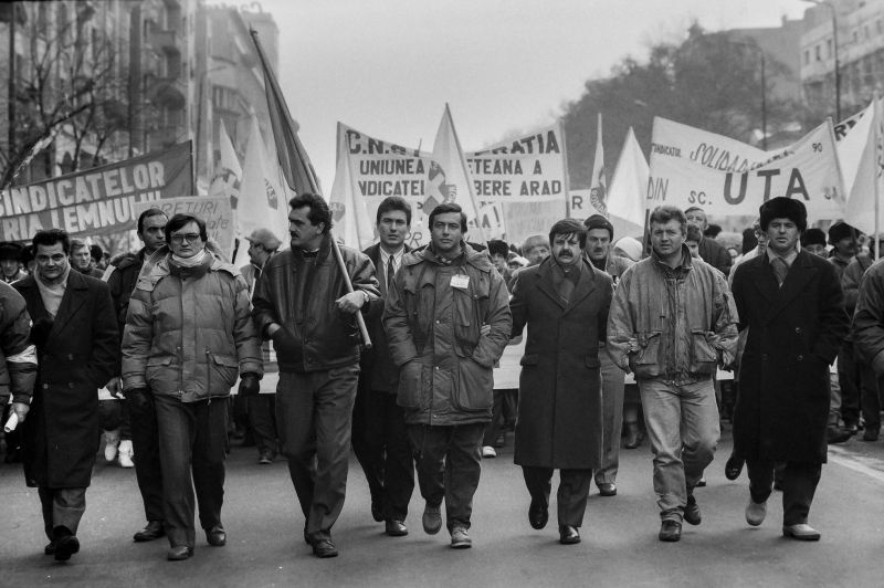 1993. Miron Mitrea si Victor Ciorbea (C.N.S.L.R. - Confederația Națională a Sindicatelor Libere din România - Frăția), in mars de protest. Fotografie de Norihiro Haruta - foto preluat de pe www.reddit.com