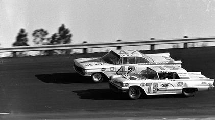 Lee Petty nr. 42 și Johnny Beauchamp nr. 73 se luptă în ultimul tur al cursei Daytona 500 din 1959 - foto preluat de pe en.wikipedia.org