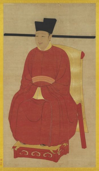 Portret imperial chinezesc pe mătase, înfățișându-l pe împăratul Huizong așezat pe un scaun cu spătar înalt, purtând o robă ceremonială roșie simplă și o pălărie neagră cu aripi orizontale lungi.