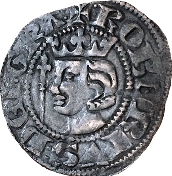 Monedă medievală din argint, circulară și ușor erodată de vreme, prezentând pe avers profilul stilizat al regelui Robert Bruce purtând o coroană, încadrat de o inscripție în relief.
