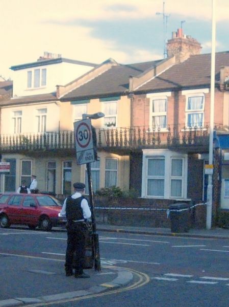 Poliția la locul uneia dintre raiduri, pe Forest Road, Walthamstow , Londra - foto preluat de pe en.wikipedia.org