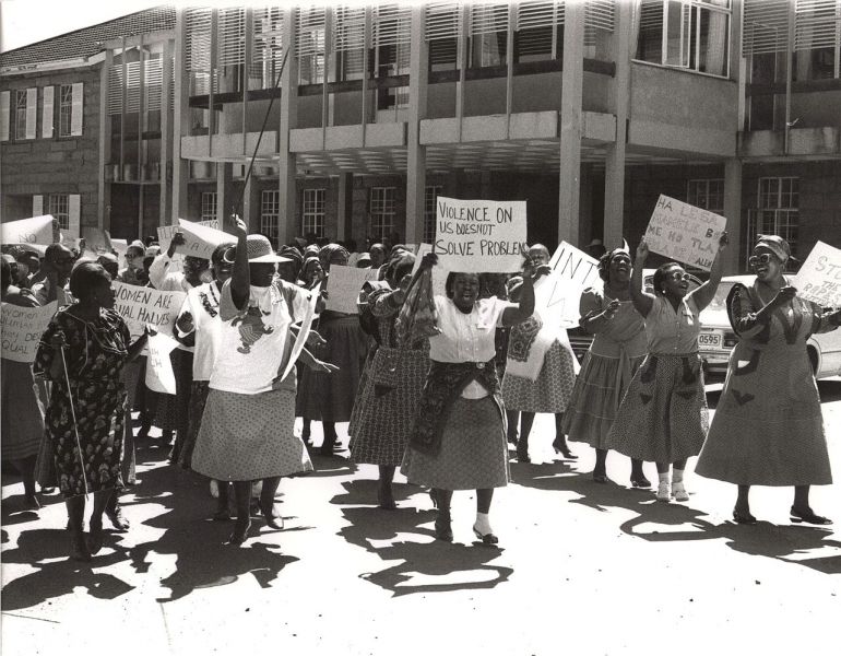 Femei din Lesotho la un protest de Ziua Națională a Femeii împotriva violenței împotriva femeilor la Universitatea Națională din Lesotho - foto preluat de pe en.wikipedia.org