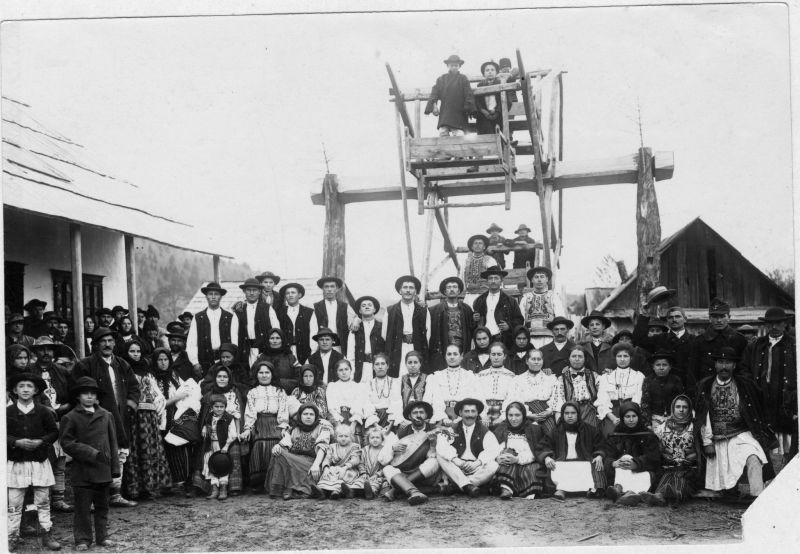 Sursa foto: Arhiva de Imagine MȚR - Colecția Leopold Adler | Grup de ţărani lângă un scrânciob, Comănești, județul Bacău, 1872-1924 (AL 476) - preluat de pe www.facebook.com/@MuzeulTaranului