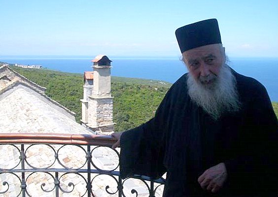 Părintele Petroniu pe veranda Schitului Prodromu - foto preluat de pe ro.orthodoxwiki.org