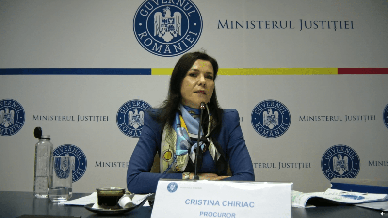 Captură de ecran de la interviul susținut de procuroarea Cristina Chiriac la Ministerul Justiției pentru funcția de Procuror General. Imaginea o arată pe aceasta în timpul expunerii, într-un cadru oficial, reprezentând momentul decisiv al numirii sale controversate.