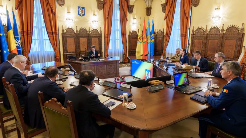 Președintele Nicușor Dan conduce ședința Consiliului Suprem de Apărare a Țării la Palatul Cotroceni, alături de membri ai Guvernului și reprezentanți ai instituțiilor de securitate națională.