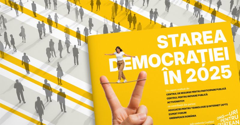 Coperta raportului Starea Democrației în 2025: o ilustrație cu o femeie făcând echilibristică pe o sfoară susținută de două degete, pe un fundal galben cu siluete de oameni.