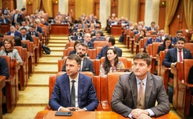 Parlamentari USR aflați în sala de plen a Parlamentului României în timpul unei ședințe legislative.