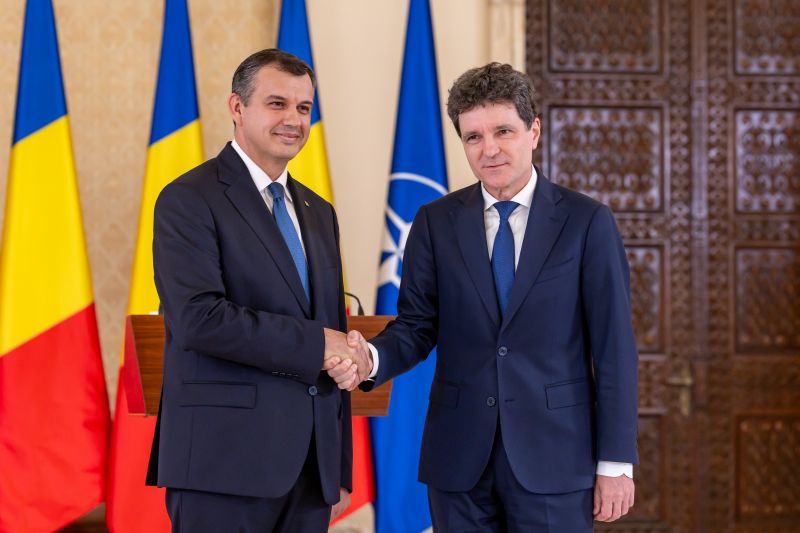 Nicușor Dan și Eugen Tomac își strâng mâna la Palatul Cotroceni, după desemnarea lui Eugen Tomac pentru funcția de prim-ministru al României.